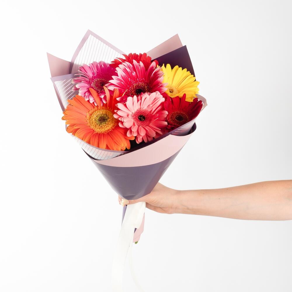 Солнечный букет из 7 свежих гербер – радость в подарок Адыгейск Республика Адыгея