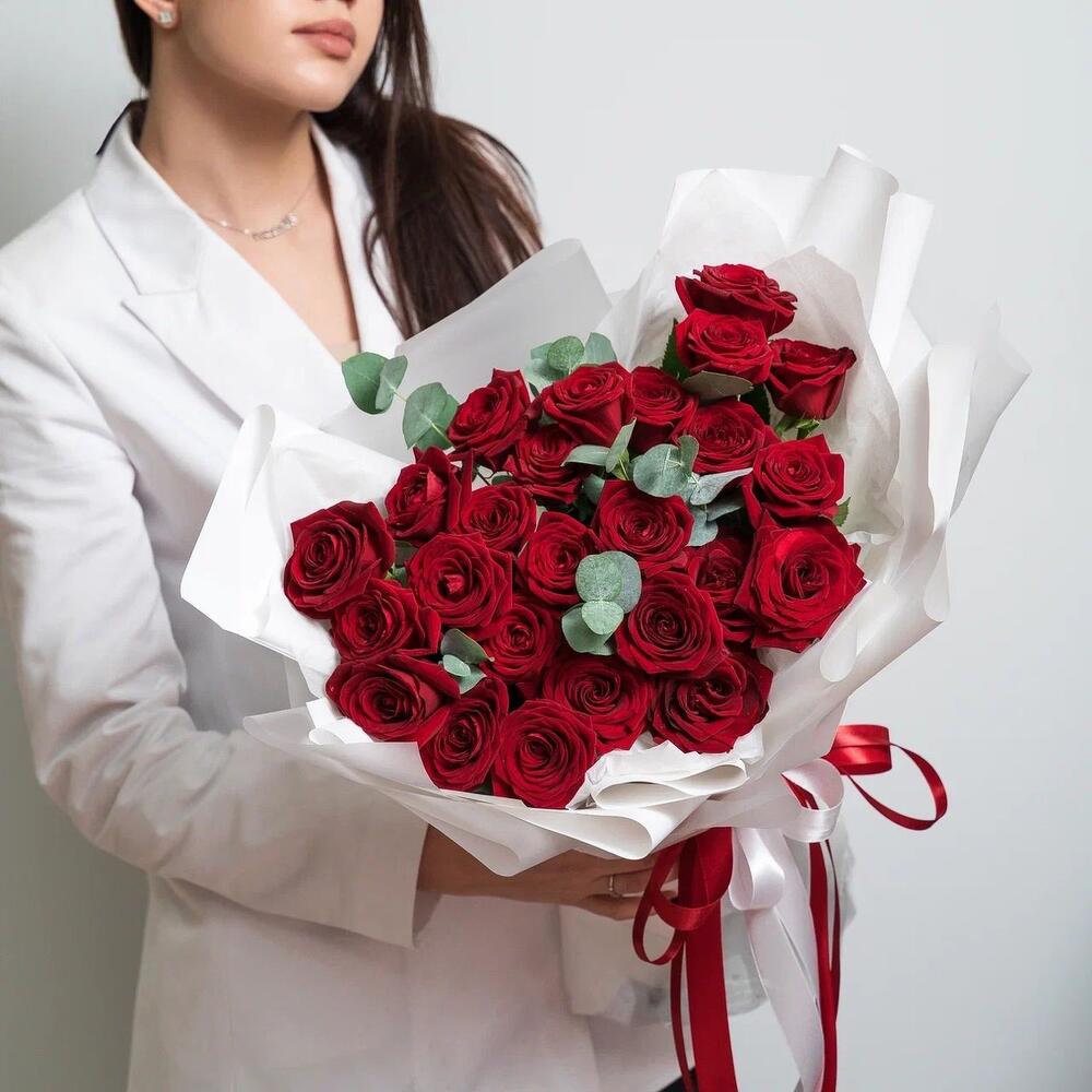 Роскошный букет из 25 красных роз с эвкалиптом – королевский подарок  Адыгейск Республика Адыгея