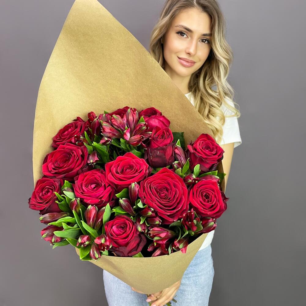 Букет «Стрелиция» – гармония из красных роз и белых альстромерий  Адыгейск Республика Адыгея