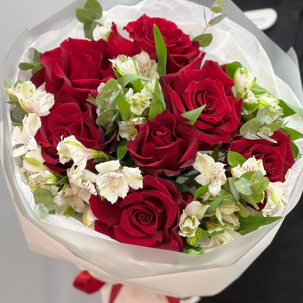 Букет «Любимой» – 7 эквадорских роз и белых альстромерий Адыгейск Республика Адыгея
