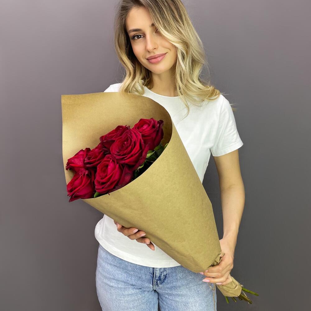 Букет из 7 красных роз в крафте – страсть в стильной упаковке Адыгейск Республика Адыгея