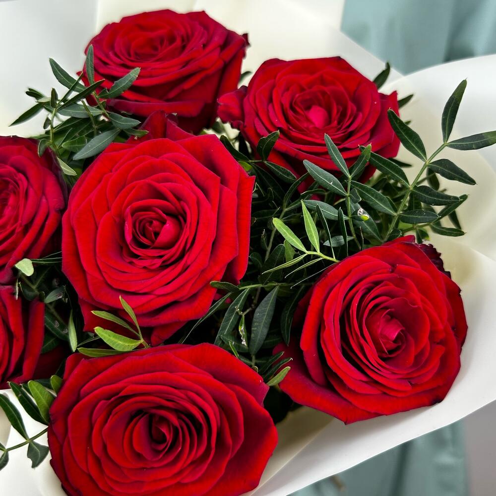 Букет «Гранатовый» из красных роз в роскошной упаковке Адыгейск Республика Адыгея