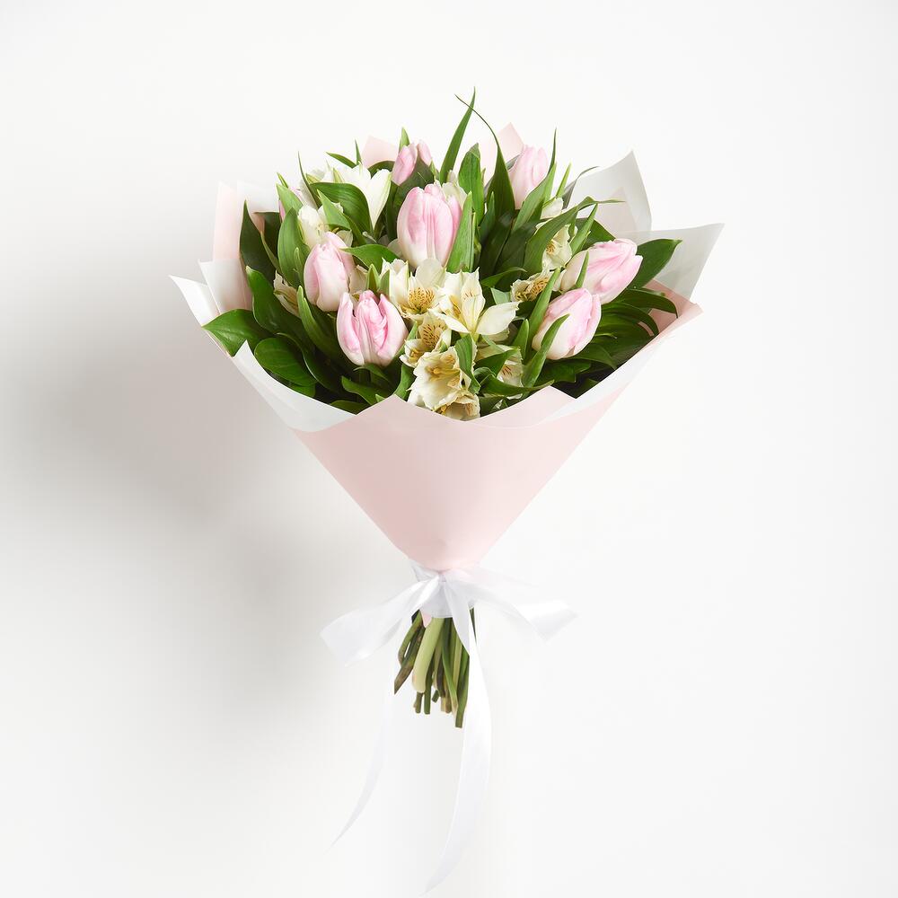 Букет «Первое свидание» розовых тюльпанов и белых альстромерий Адыгейск Республика Адыгея