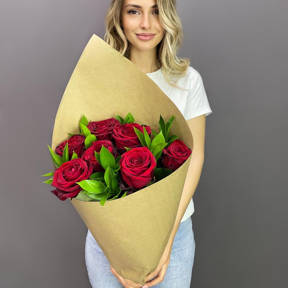 Букет из красных роз с рускусом в крафтовой упаковке – классика с изюминкой Адыгейск Республика Адыгея