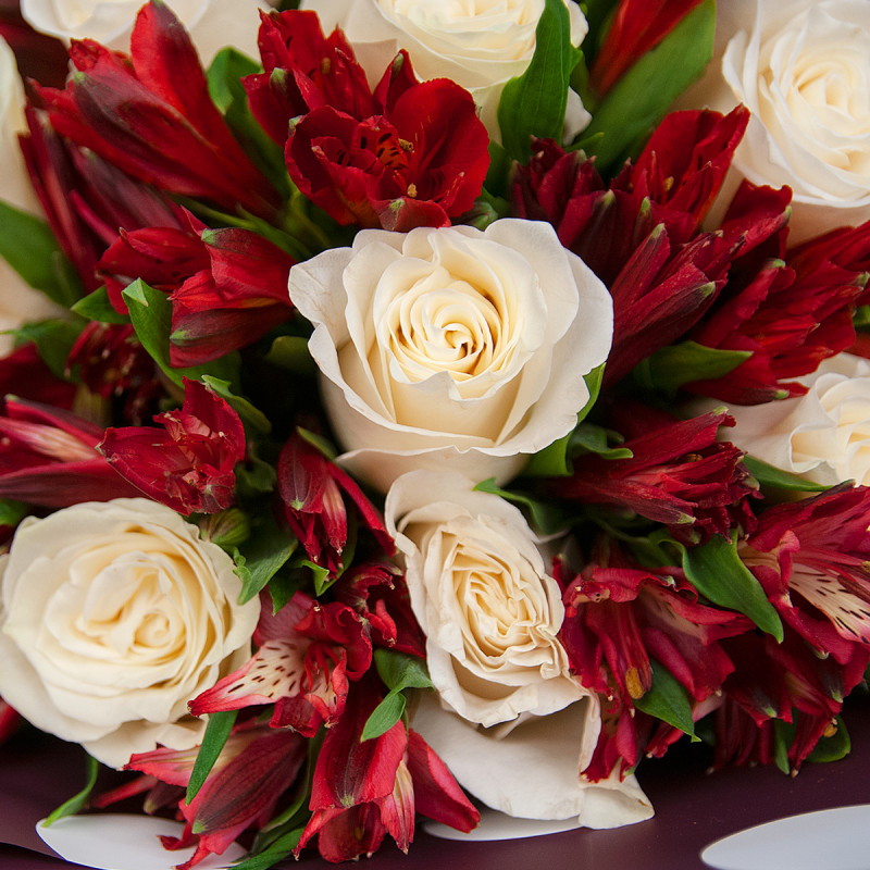 Букет из белых роз и красных альстромерий – гармония страсти и чистоты Адыгейск Республика Адыгея