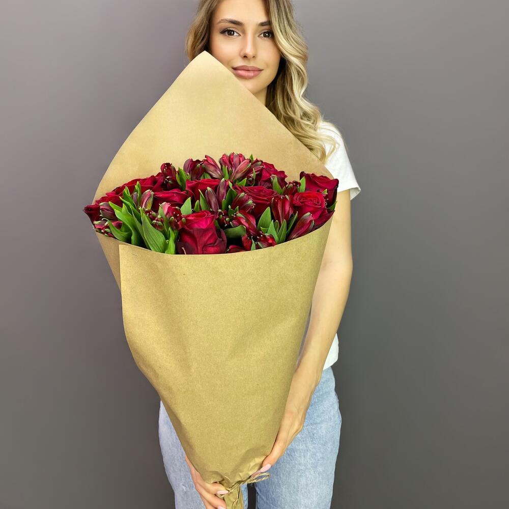 Букет «Стрелиция» – гармония из красных роз и белых альстромерий  Адыгейск Республика Адыгея