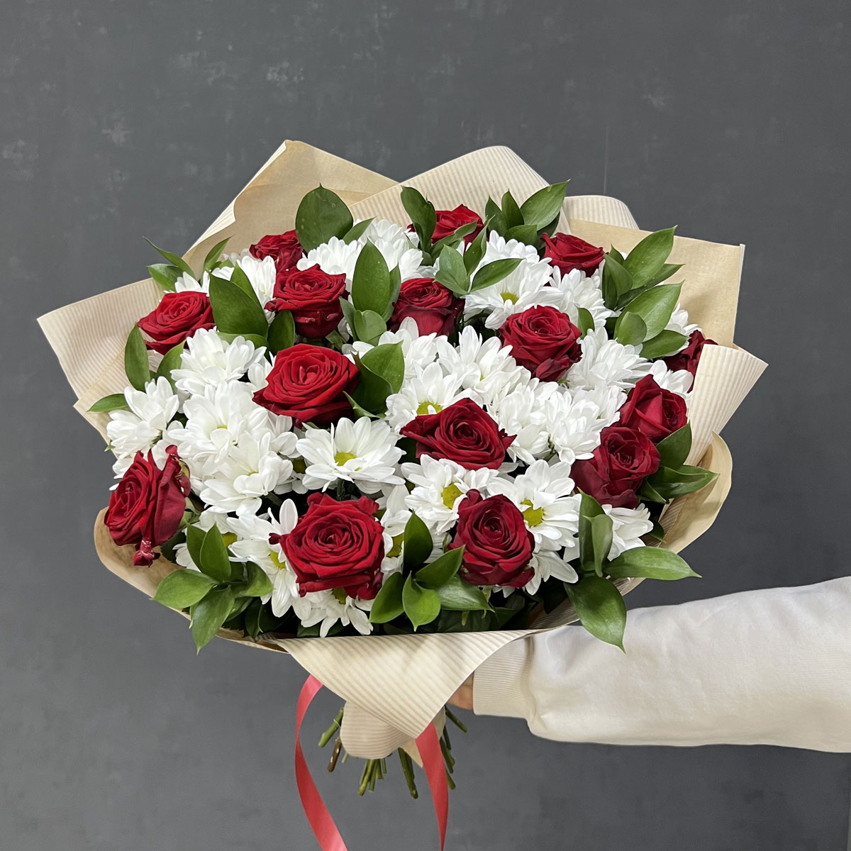 Букет «Романтика» — гармония красных роз и белоснежных хризантем Адыгейск Республика Адыгея