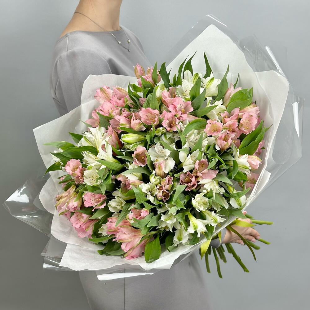 Букет «Гармония» – нежное сочетание белых и розовых альстромерий Адыгейск Республика Адыгея