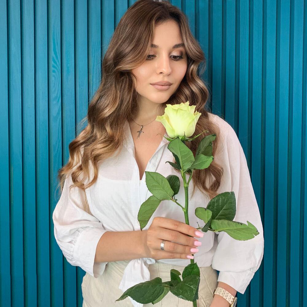 Комплимент из белой эквадорской розы – элегантность в каждом лепестке Адыгейск Республика Адыгея