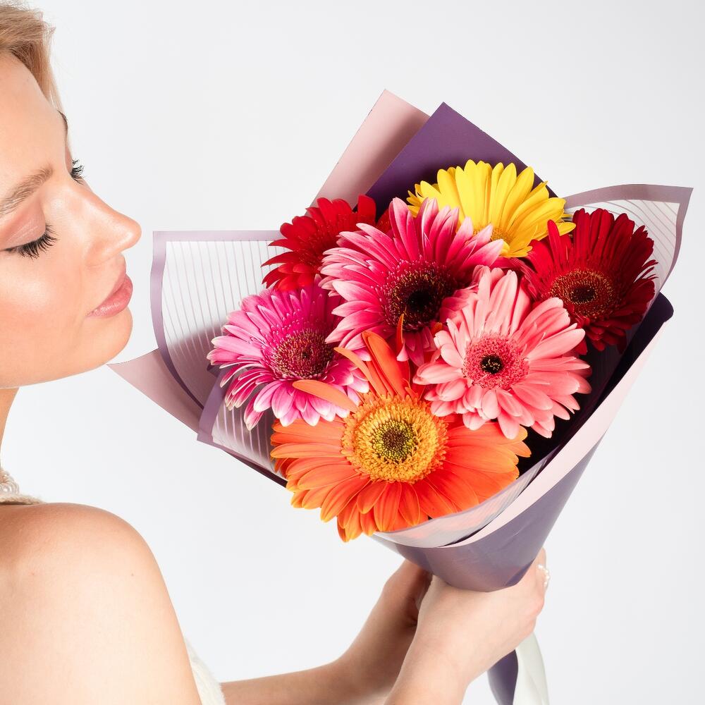 Солнечный букет из 7 свежих гербер – радость в подарок Адыгейск Республика Адыгея