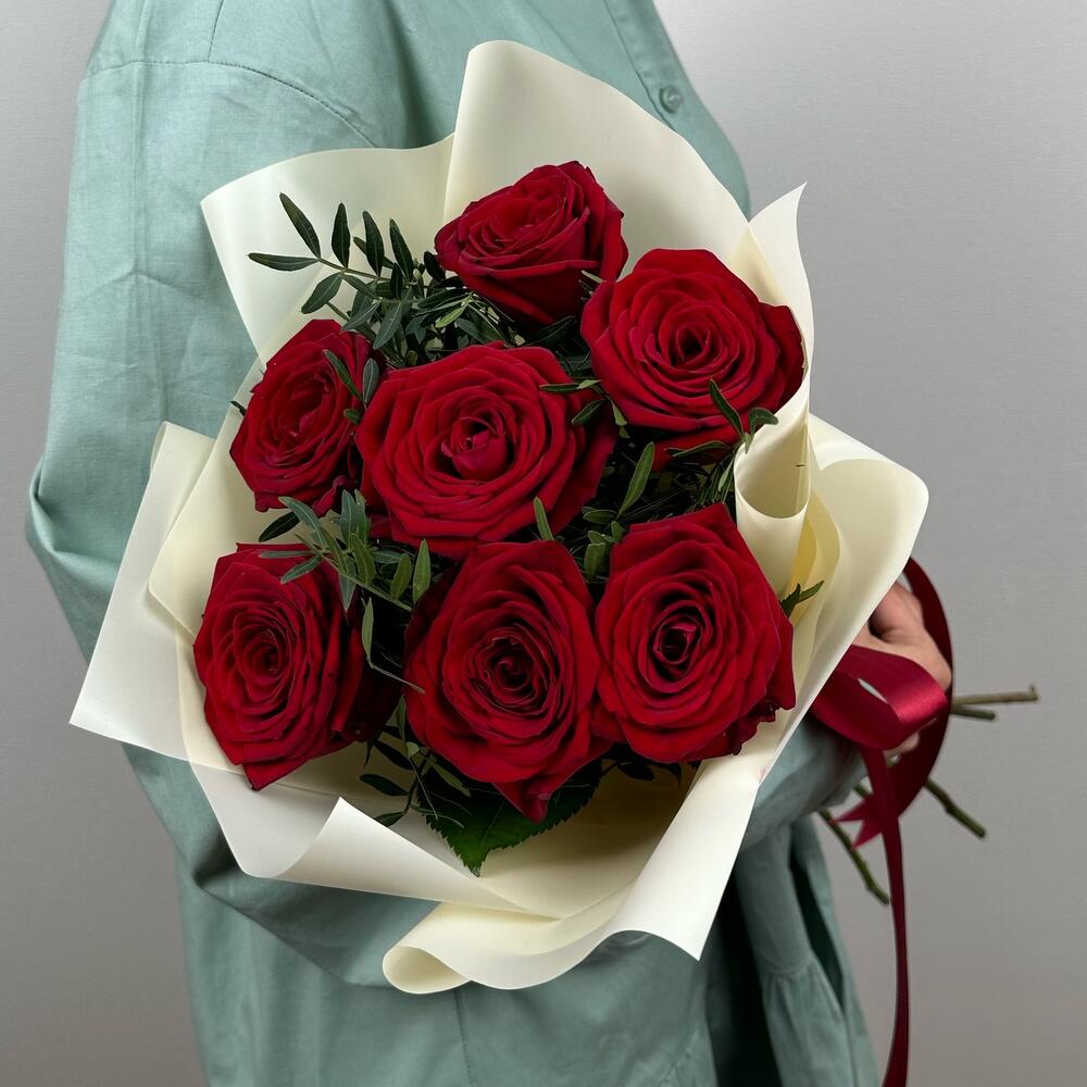 Букет «Гранатовый» из красных роз в роскошной упаковке Адыгейск Республика Адыгея