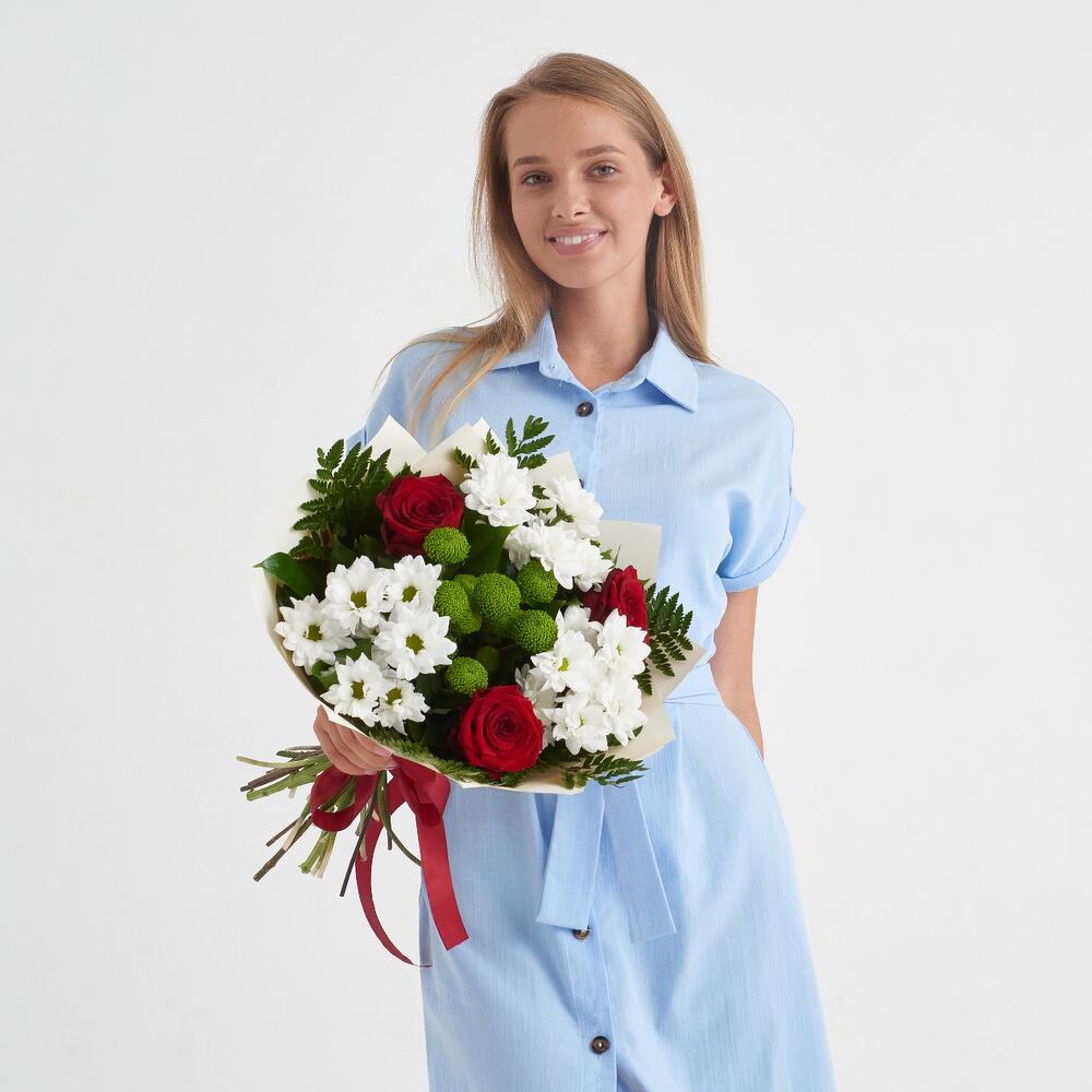 Букет «Настроение» – гармония красных эквадорских роз и нежных хризантем Адыгейск Республика Адыгея