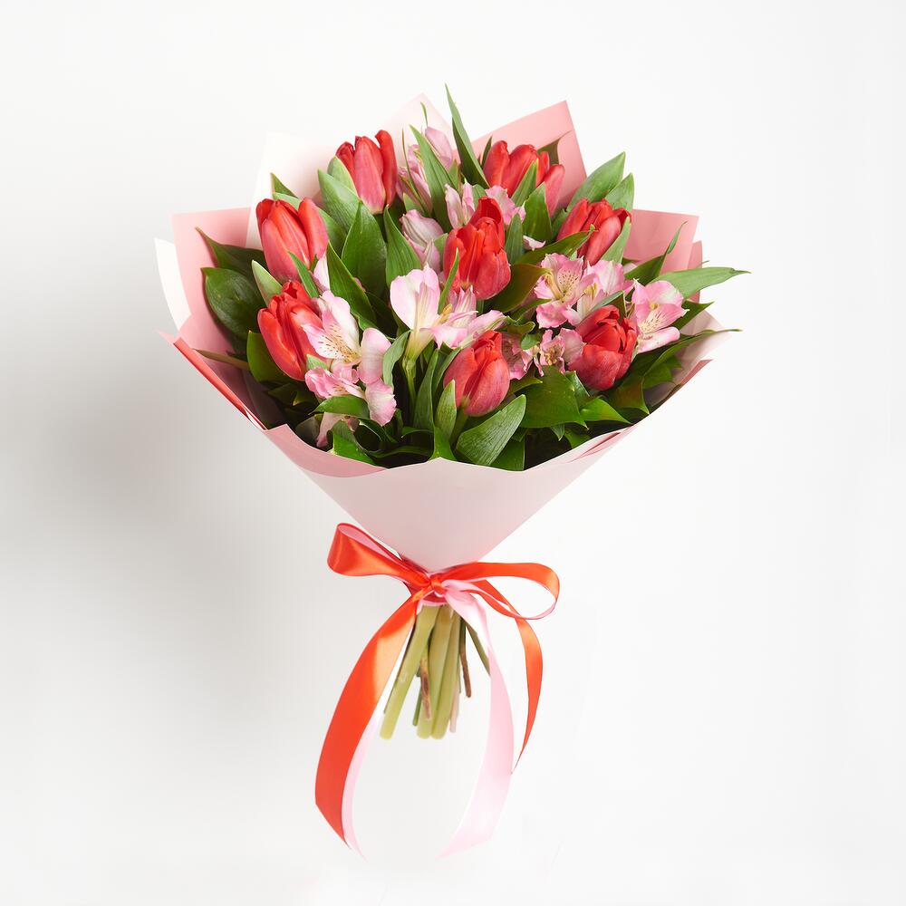 Букет «Первый поцелуй» красных тюльпанов и розовых альстромерий Адыгейск Республика Адыгея