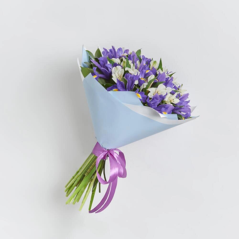 Букет «Вечернее дыхание»  – загадочная гармония синих ирисов и белых альстромерий Адыгейск Республика Адыгея