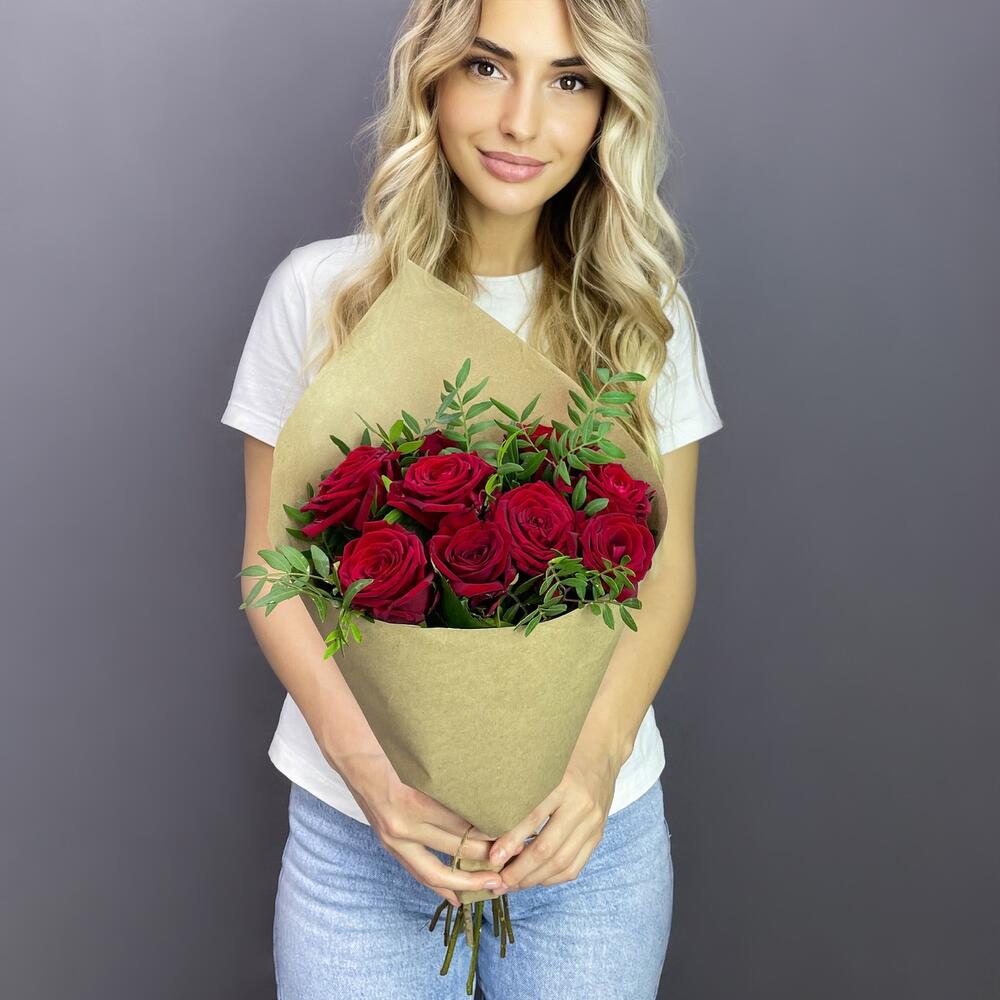 Букет из 9 красных роз с фисташкой – гармония страсти и свежести Адыгейск Республика Адыгея