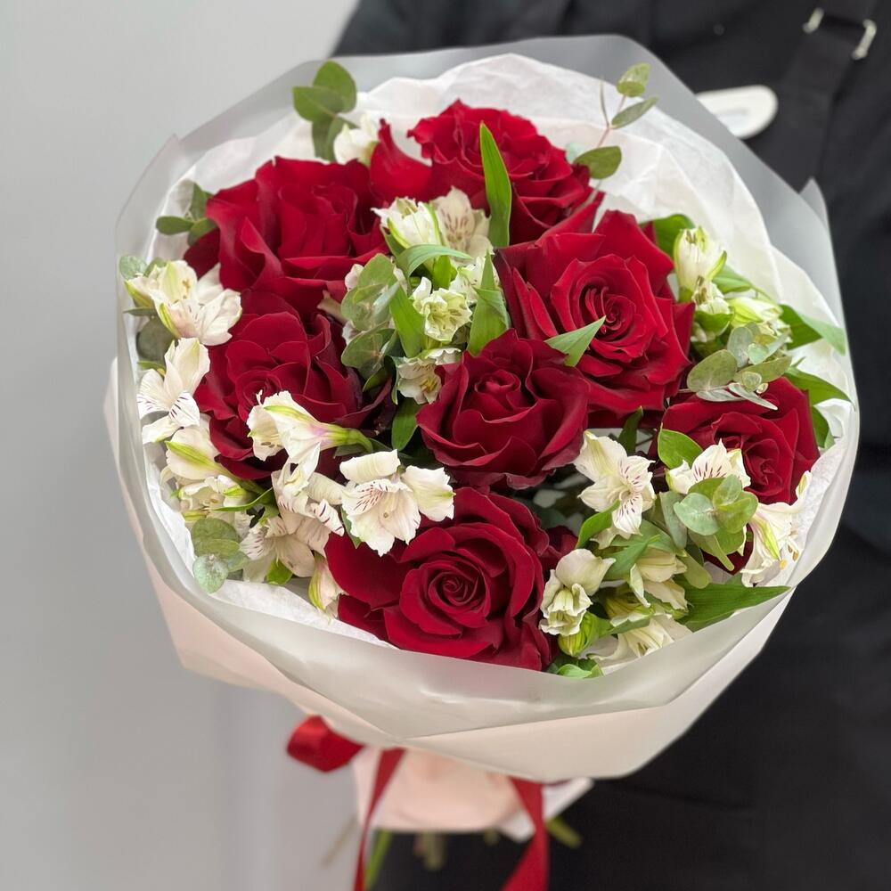 Букет «Любимой» – 7 эквадорских роз и белых альстромерий Адыгейск Республика Адыгея