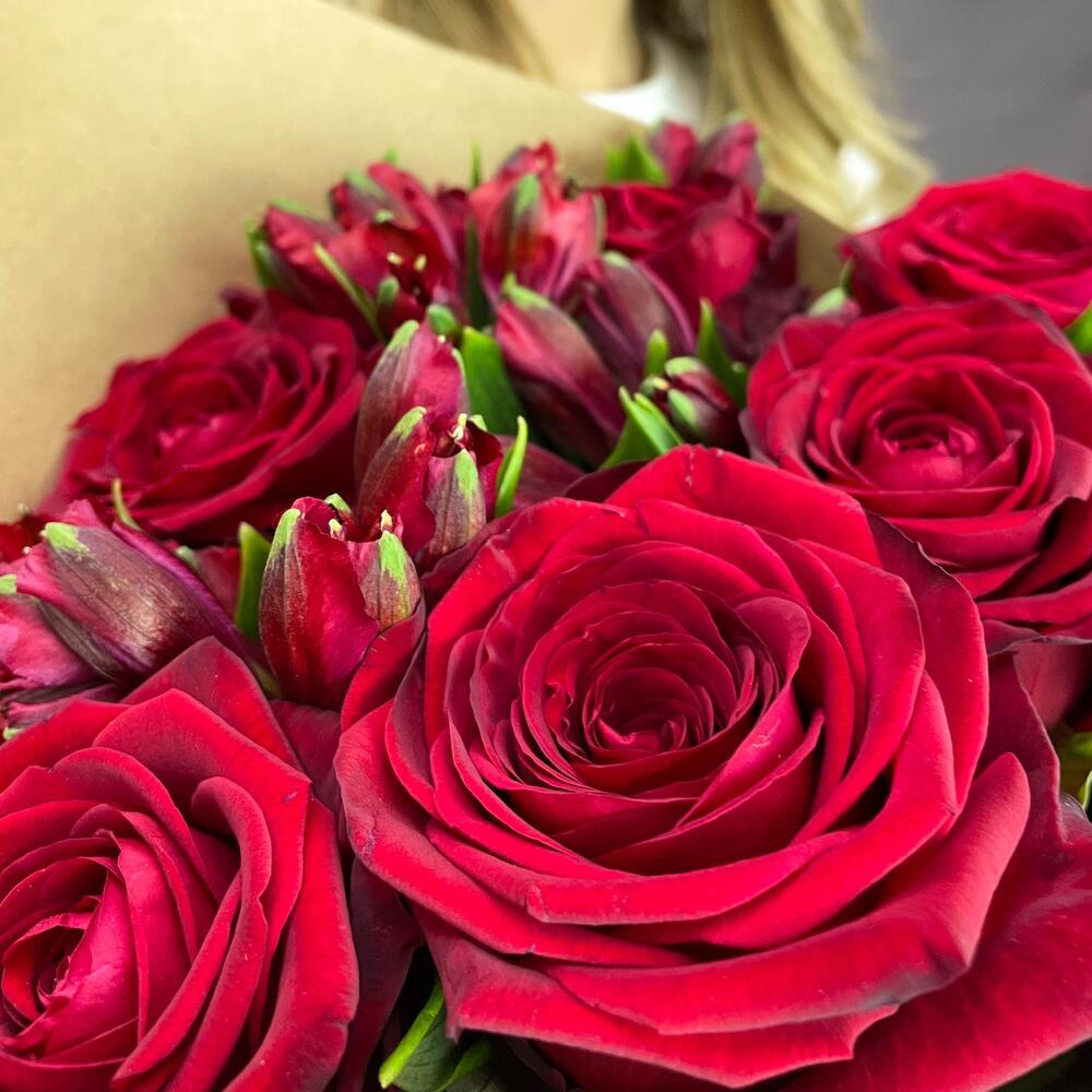 Букет «Страсть» – гармония красных роз и нежных альстромерий Адыгейск Республика Адыгея