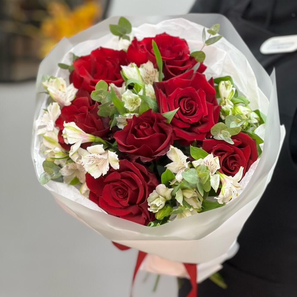 Букет «Любимой» – 7 эквадорских роз и белых альстромерий Адыгейск Республика Адыгея