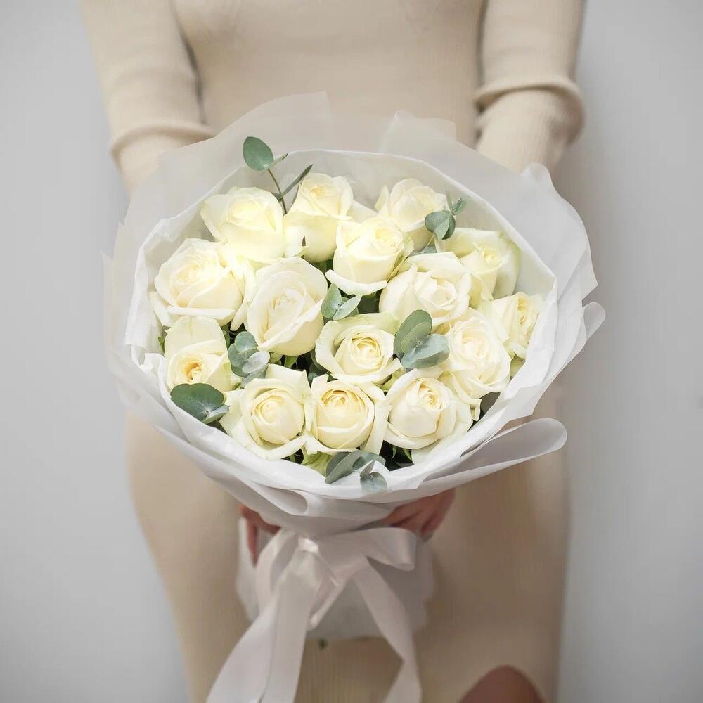 Букет из 15 белых роз с эвкалиптом – чистота и изысканность Адыгейск Республика Адыгея