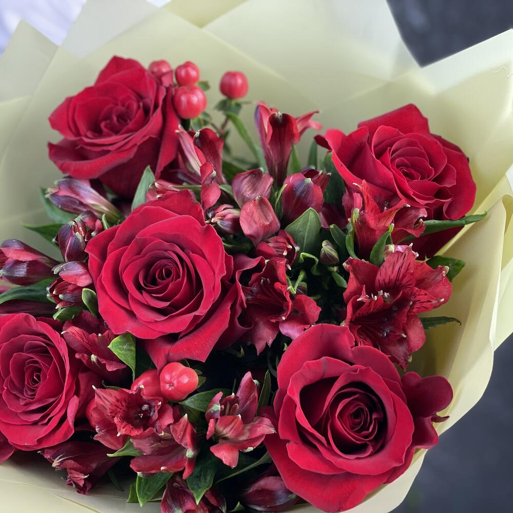 Букет «Бордо» – сочетание красных эквадорских роз и благородных альстромерий Адыгейск Республика Адыгея