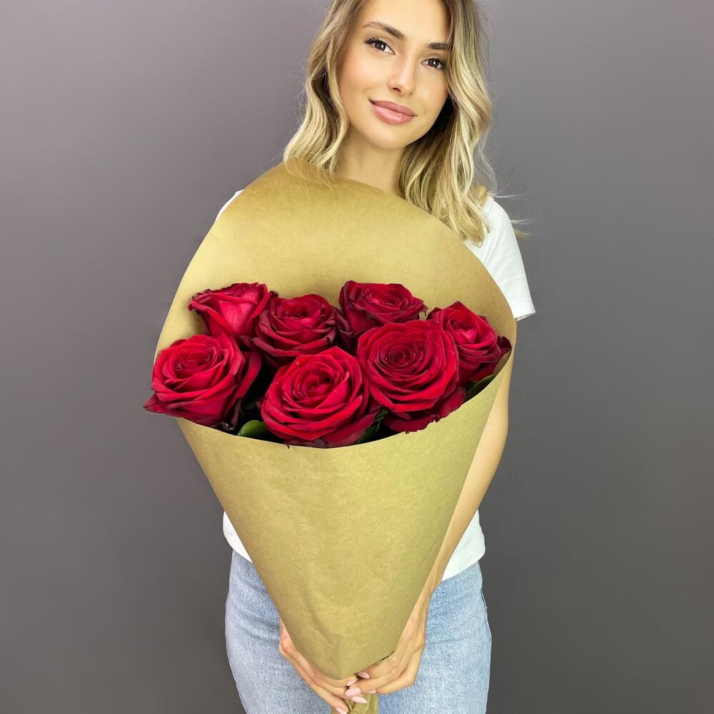 Букет из 7 красных роз в крафте – страсть в стильной упаковке Адыгейск Республика Адыгея