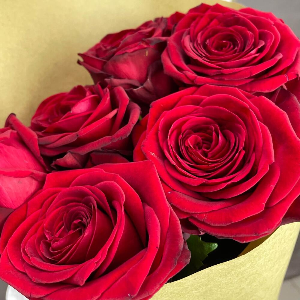Букет из 7 красных роз в крафте – страсть в стильной упаковке Адыгейск Республика Адыгея