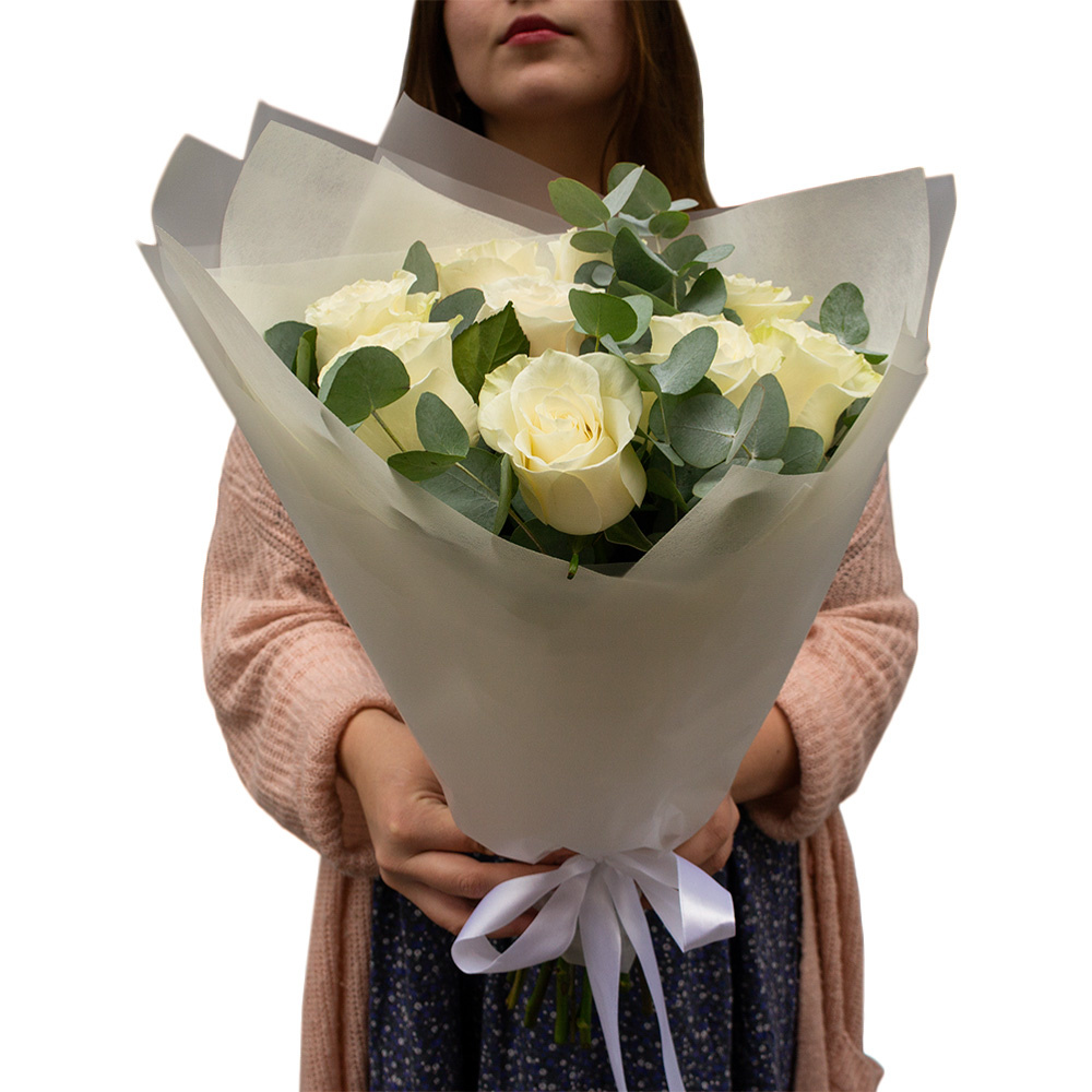 Элегантный букет из 9 белых роз с эвкалиптом – воплощение совершенства Адыгейск Республика Адыгея
