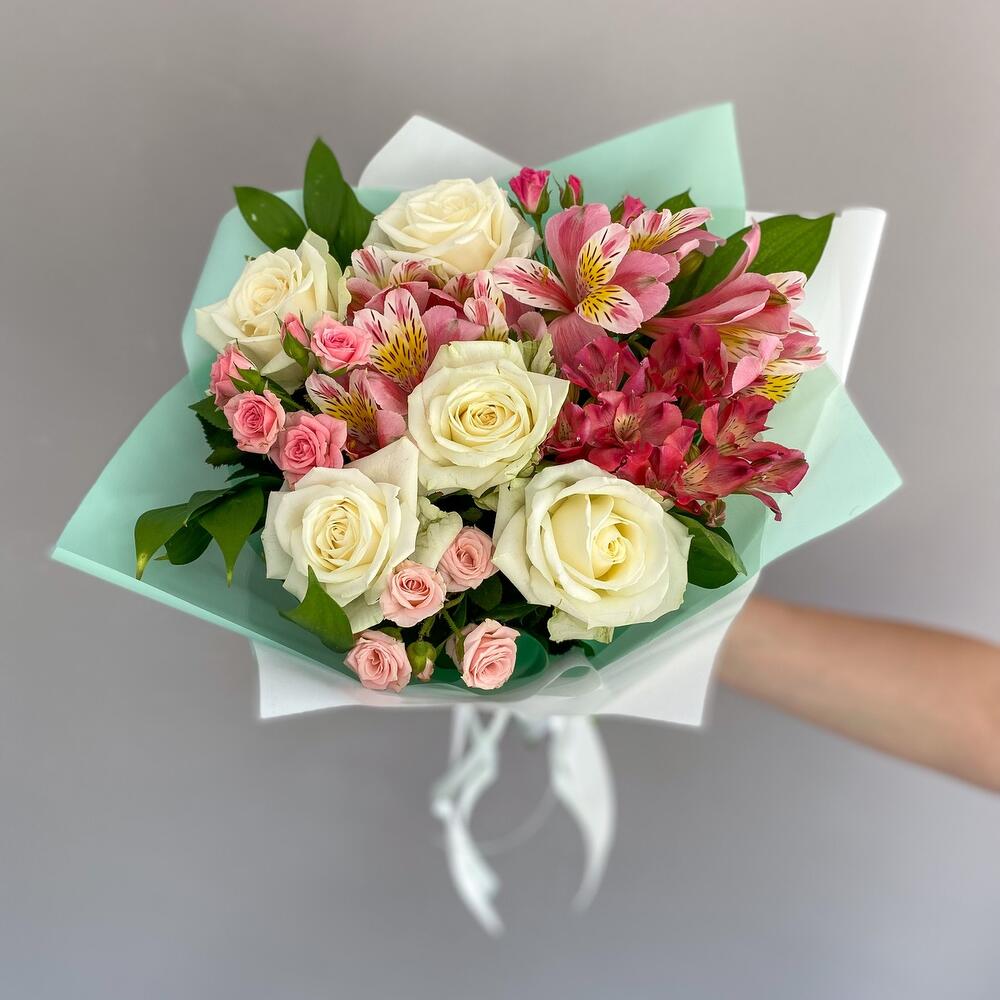 Букет «Николь» – изысканное сочетание роз, кустовых роз и альстромерий Адыгейск Республика Адыгея