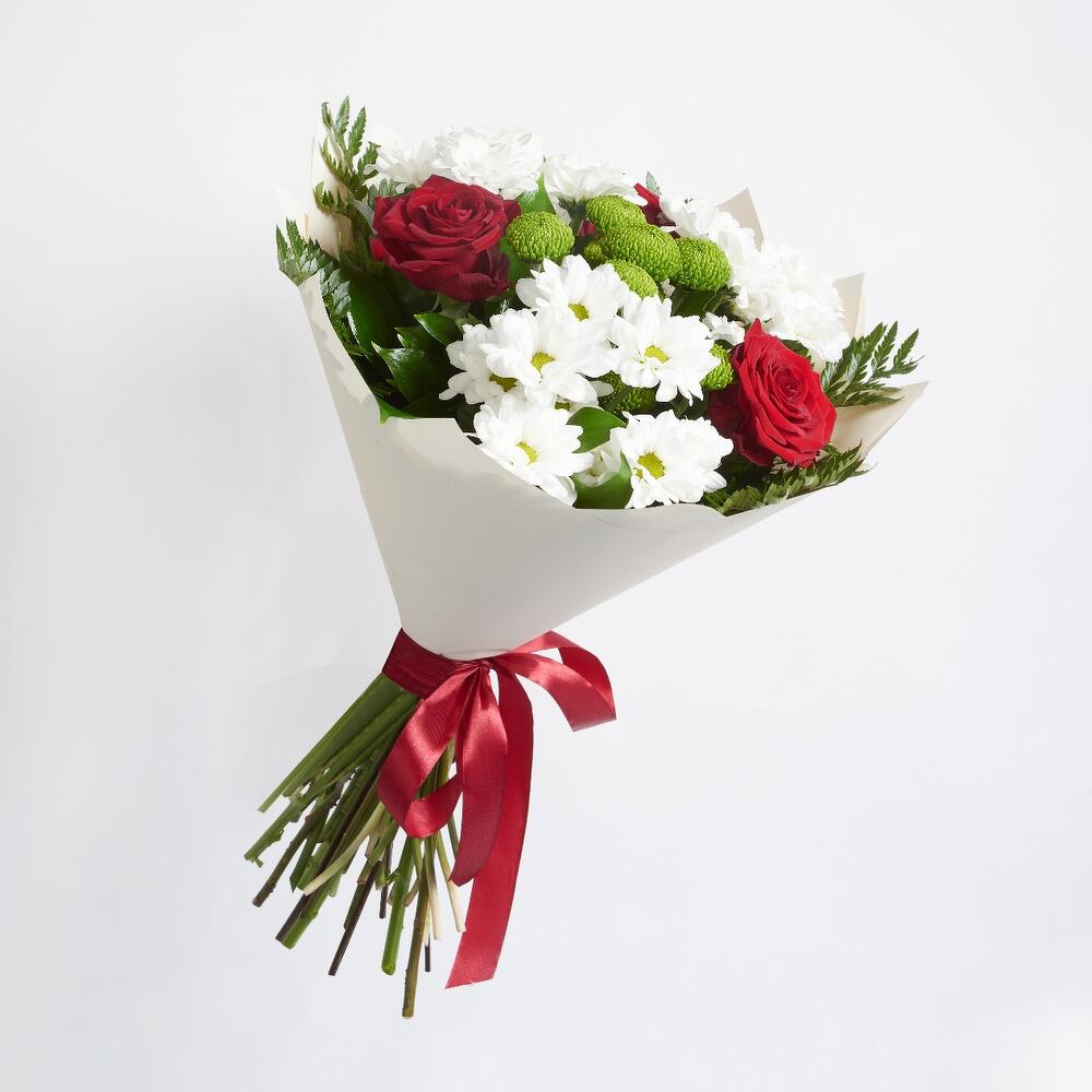 Букет «Настроение» – гармония красных эквадорских роз и нежных хризантем Адыгейск Республика Адыгея