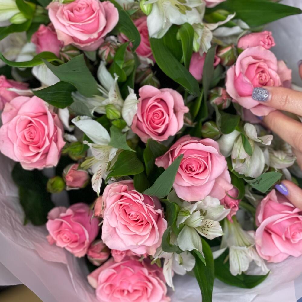 Букет «Розовый фламинго» – нежность розовых кустовых роз и белых альстромерий Адыгейск Республика Адыгея