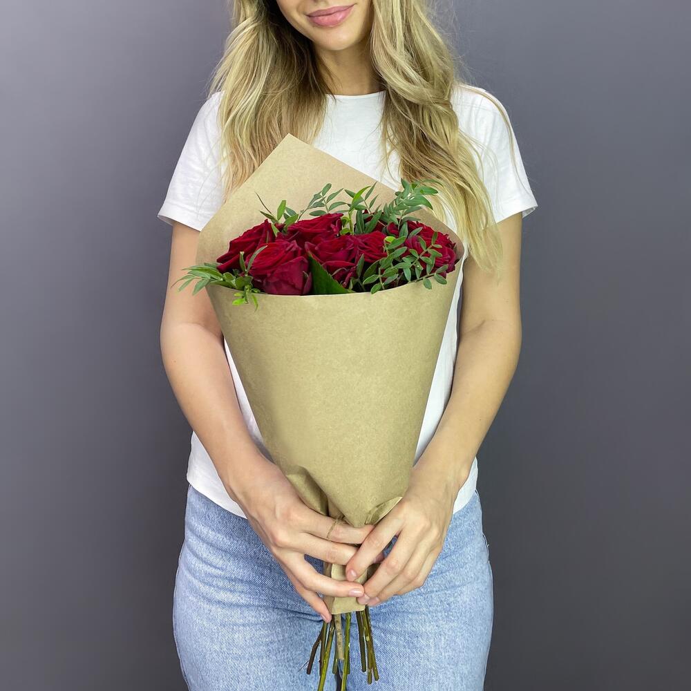 Букет из 9 красных роз с фисташкой – гармония страсти и свежести Адыгейск Республика Адыгея