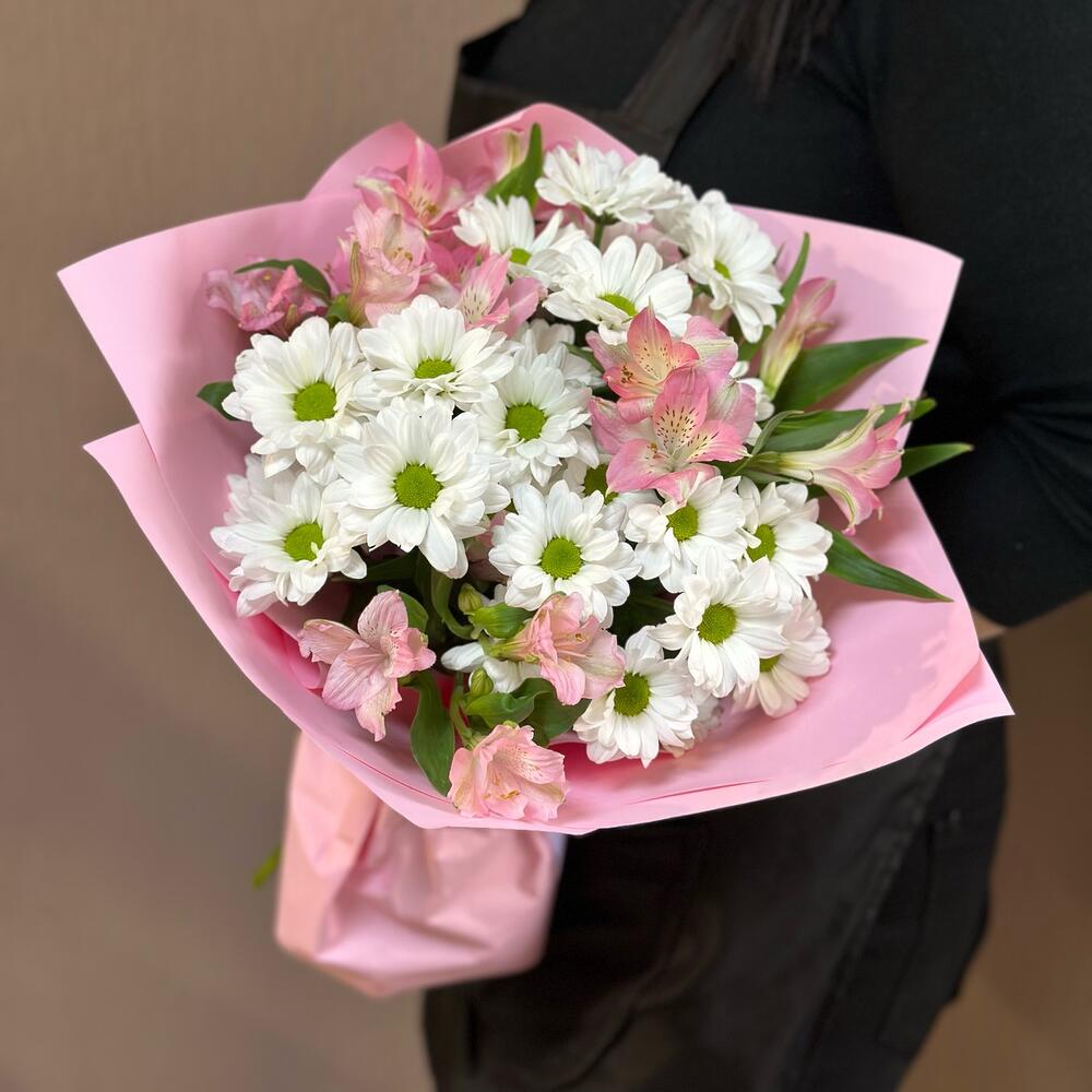 Букет «Поцелуй бабочки» нежность белых хризантем и розовых альстромерий Адыгейск Республика Адыгея