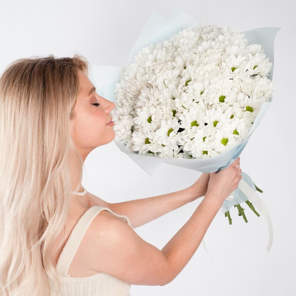 Букет «Ромашковое чудо» – летнее настроение в белых хризантемах Адыгейск Республика Адыгея