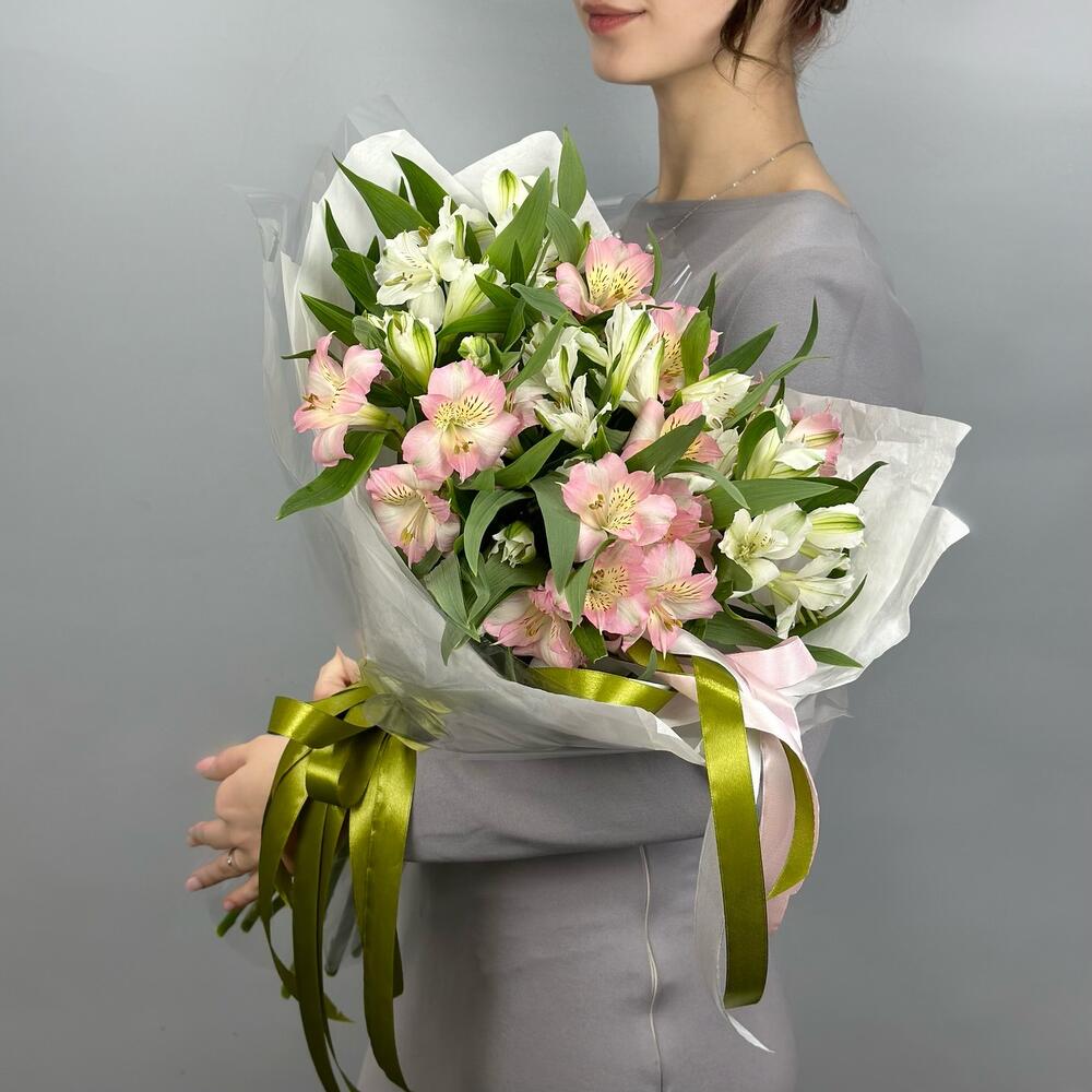 Букет «Нежность» – трогательное сочетание белых и розовых альстромерий Адыгейск Республика Адыгея