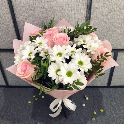 Букет из розовых роз и белых хризантем – элегантность в каждой детали Адыгейск Республика Адыгея