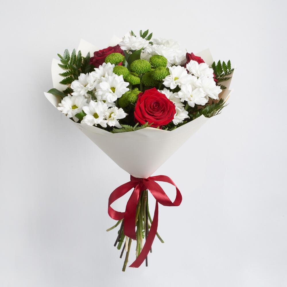 Букет «Настроение» – гармония красных эквадорских роз и нежных хризантем Адыгейск Республика Адыгея