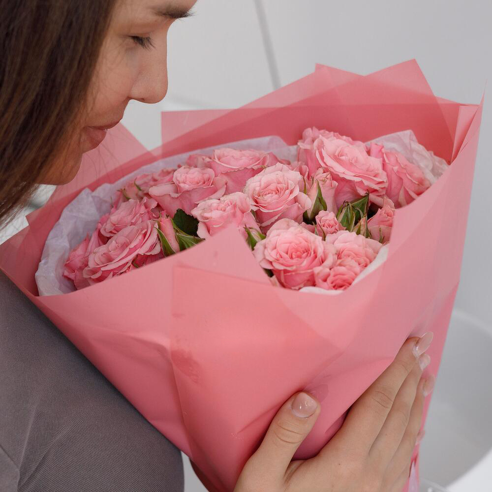 Букет из 9 розовых кустовых роз – нежность в каждом лепестке Адыгейск Республика Адыгея