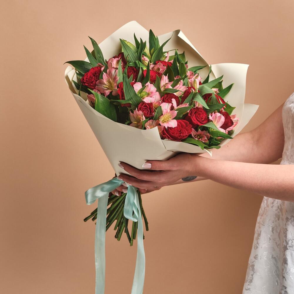 Букет «Нежность слов» — гармония красных роз и нежных альстромерий Адыгейск Республика Адыгея