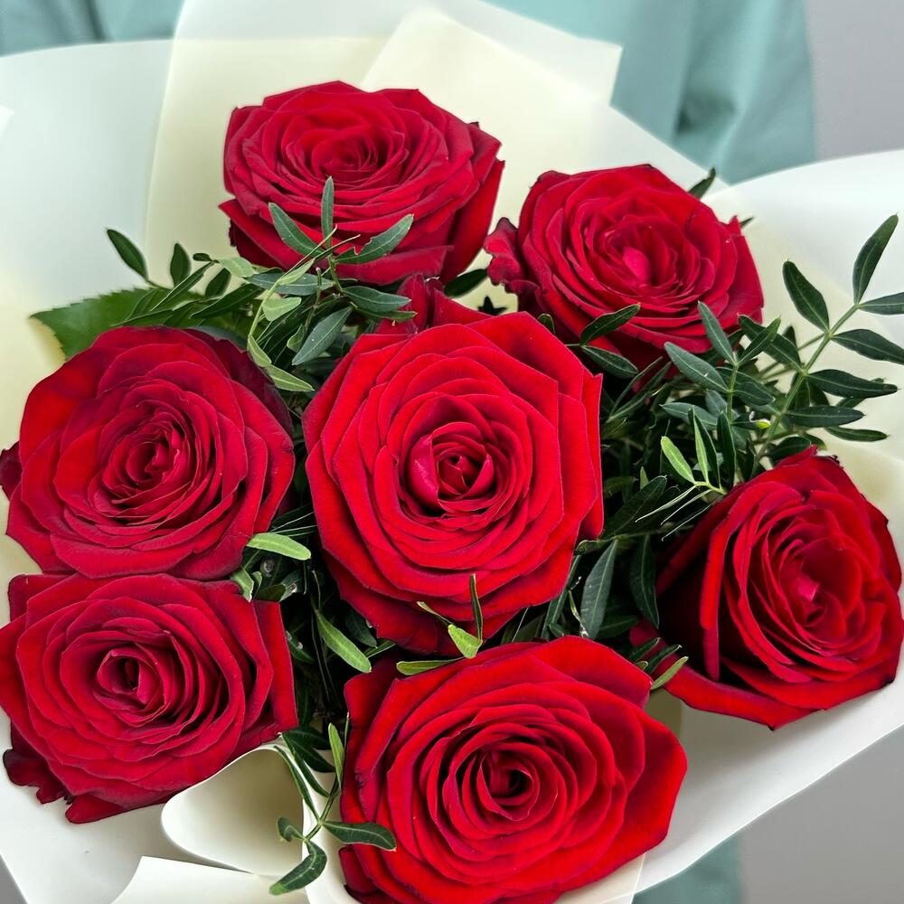 Букет «Гранатовый» из красных роз в роскошной упаковке Адыгейск Республика Адыгея