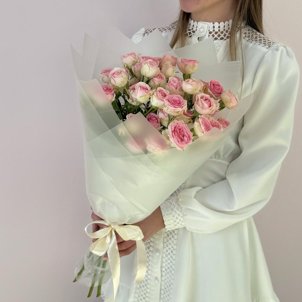 Букет «Нежный аромат» – пышные розовые кустовые розы в элегантной упаковке Адыгейск Республика Адыгея