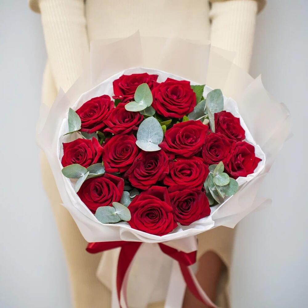Элегантный букет из 15 красных роз с эвкалиптом – символ страсти и нежности Адыгейск Республика Адыгея