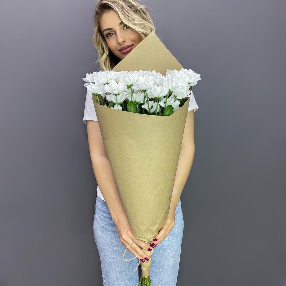 Букет из 5 белых хризантем в крафте – лаконичная элегантность Адыгейск Республика Адыгея