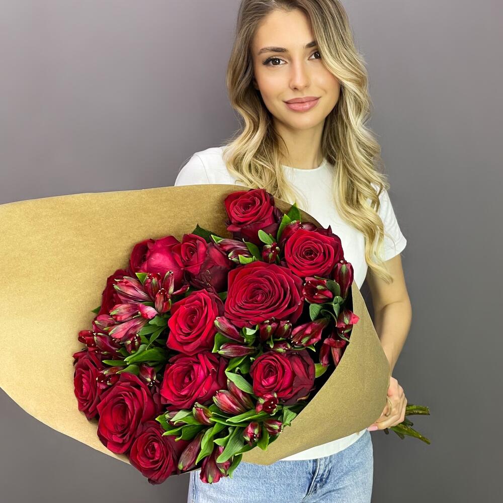 Букет «Стрелиция» – гармония из красных роз и белых альстромерий  Адыгейск Республика Адыгея