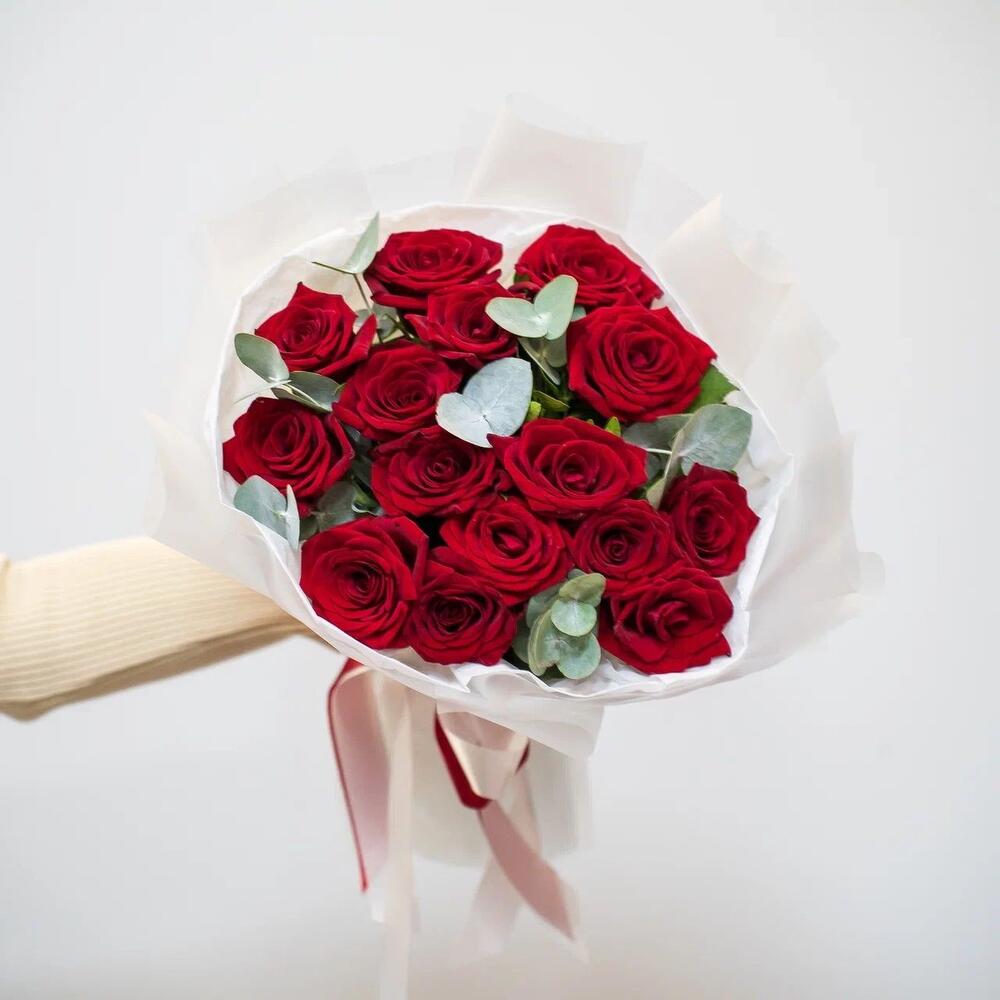 Элегантный букет из 15 красных роз с эвкалиптом – символ страсти и нежности Адыгейск Республика Адыгея