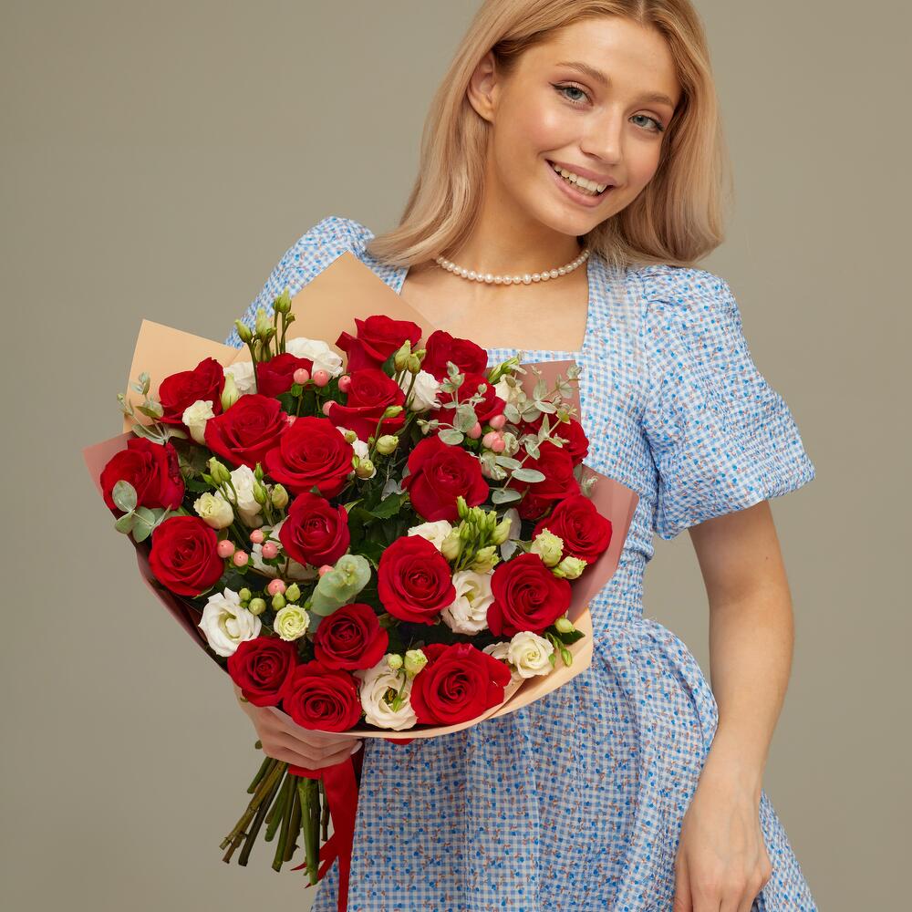 Роскошный букет для любимой женщины – 21 эквадорская роза и эустома Адыгейск Республика Адыгея