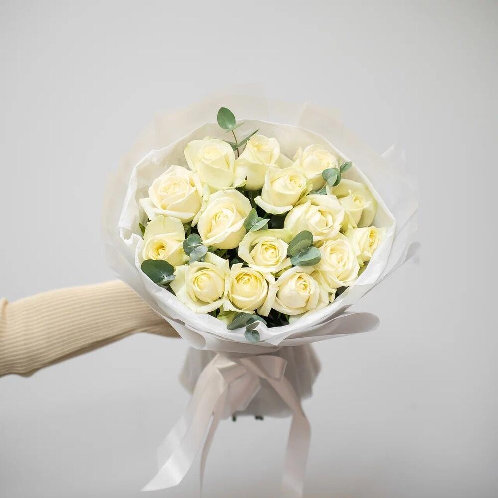 Букет из 15 белых роз с эвкалиптом – чистота и изысканность Адыгейск Республика Адыгея