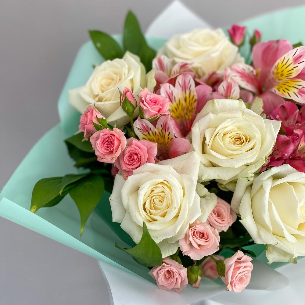 Букет «Николь» – изысканное сочетание роз, кустовых роз и альстромерий Адыгейск Республика Адыгея