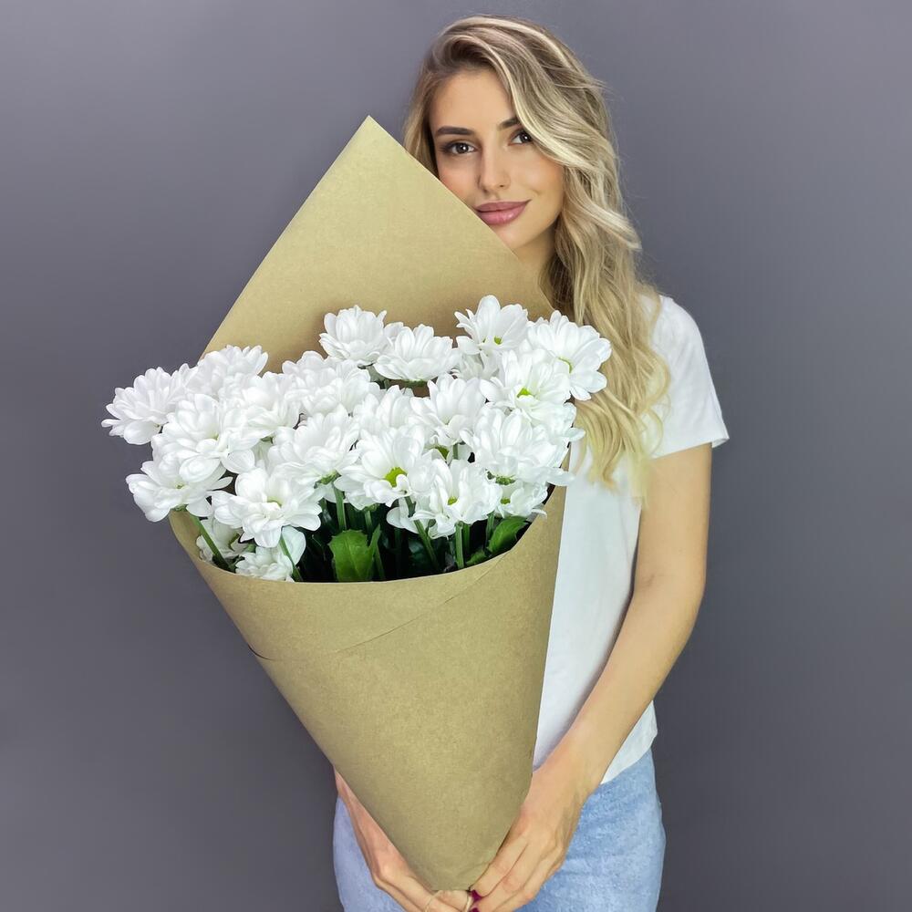 Букет из 5 белых хризантем в крафте – лаконичная элегантность Адыгейск Республика Адыгея