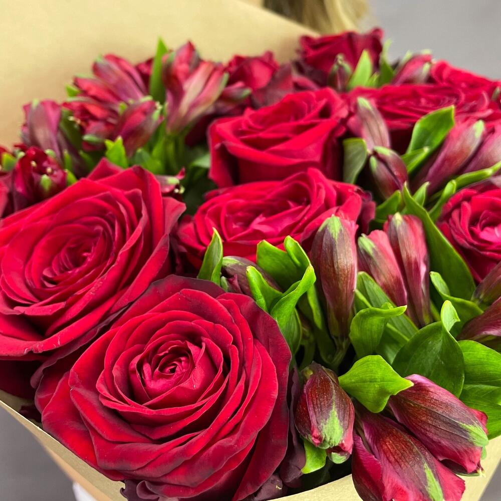 Букет «Стрелиция» – гармония из красных роз и белых альстромерий  Адыгейск Республика Адыгея