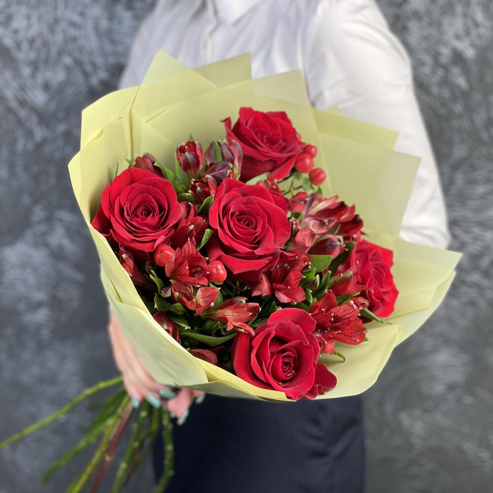 Букет «Бордо» – сочетание красных эквадорских роз и благородных альстромерий Адыгейск Республика Адыгея
